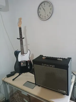 Guitarra Eléctrica Negra y Amplificador