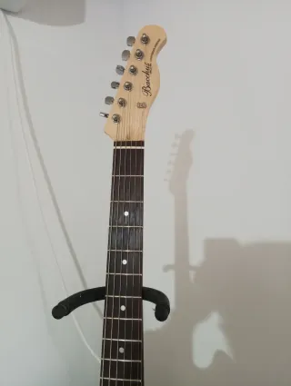 Guitarra Eléctrica Negra y Amplificador