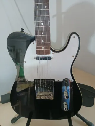 Guitarra Eléctrica Negra y Amplificador