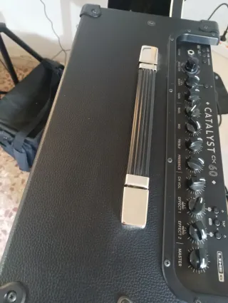 Guitarra Eléctrica Negra y Amplificador