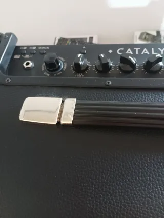 Guitarra Eléctrica Negra y Amplificador