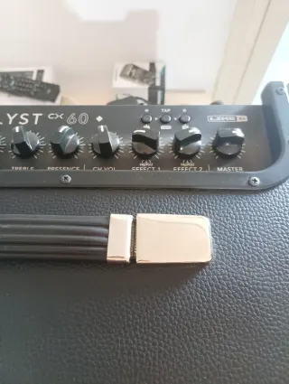 Guitarra Eléctrica Negra y Amplificador