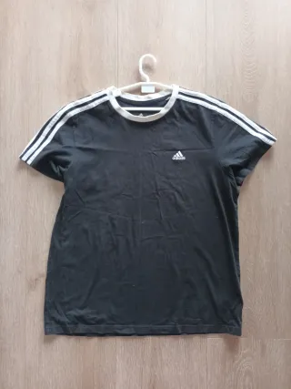 Camiseta Adidas Negra con Rayas Blancas