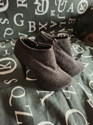 Botines de tacón con pedrería