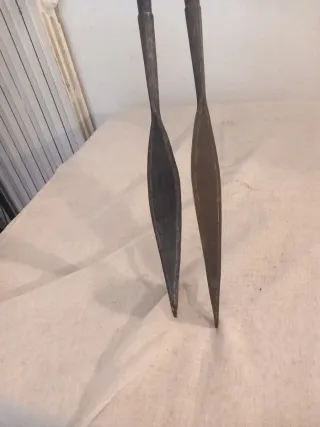 Lancia etnica antica con doppia punta         Due
