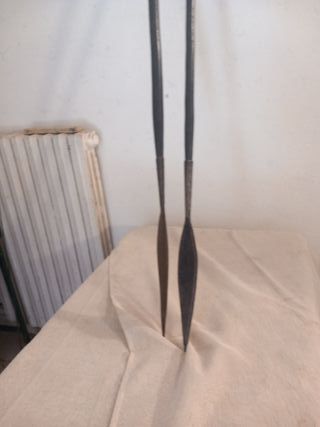 Lancia etnica antica con doppia punta         Due