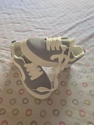 Tenis grises y blancos(son mas bien celestes)
