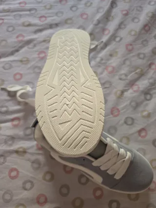 Tenis grises y blancos(son mas bien celestes)