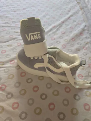 Tenis grises y blancos(son mas bien celestes)
