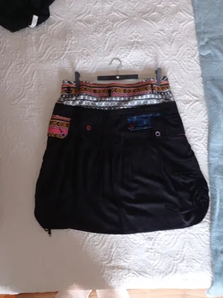 Falda Desigual Negra con detalles multicolor 