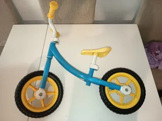 Bicicleta correpasillos azul y amarilla