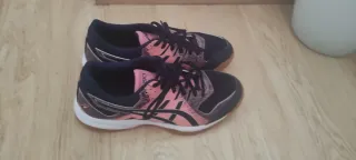 Zapatillas Asics Negras y Rosas 5 partidos pádel
