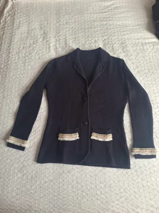 Chaqueta de punto con pasamanería