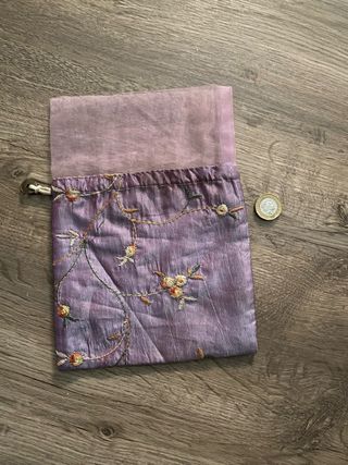 Bolsa monedero bordada morada