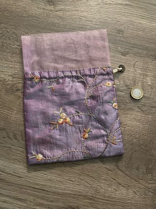Bolsa monedero bordada morada