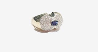 Anillo con zafiro central y circonitas de oro amarillo 18K