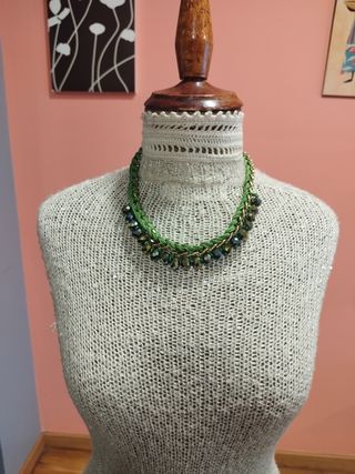 Colgante mujer vintage dorado y verde