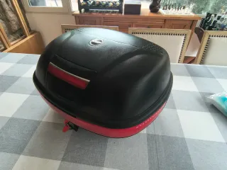 Baúl Top Case Givi E460 46L 2 cascos integrales