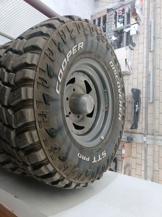 Llantas Bullface con Neumáticos Cooper STT Pro 31