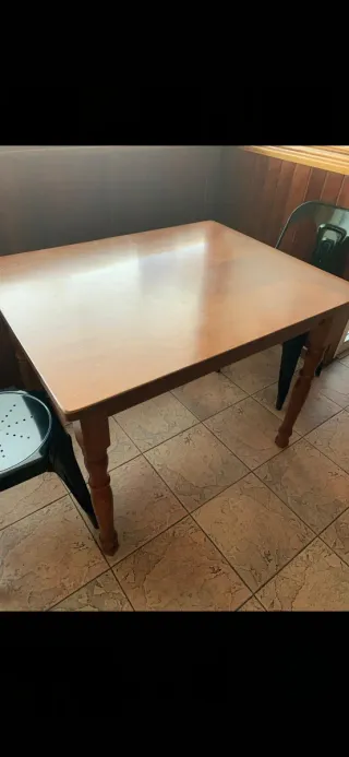 Sedie in legno con rivestimento rosso e tavoli