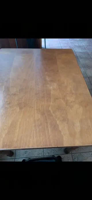 Sedie in legno con rivestimento rosso e tavoli