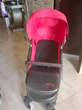 Silla de bebé color rojo y negro