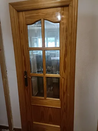 Puerta de pino macizo con cristales