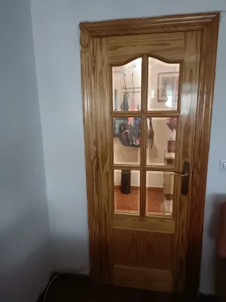 Puerta de pino macizo con cristales