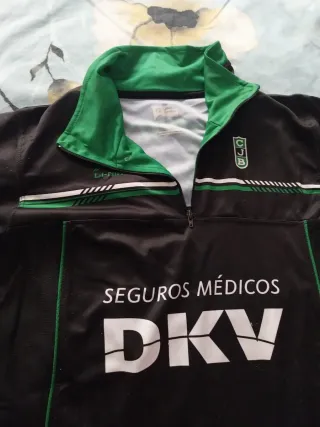 Camiseta DKV Seguros Médicos Negra y Verde