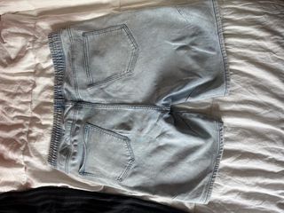 Pantalones cortos vaqueros desgastados