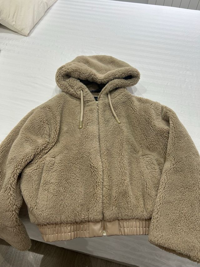 Chaqueta Zara pelo beige capucha