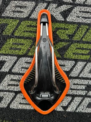 Sillín Fizik naranja