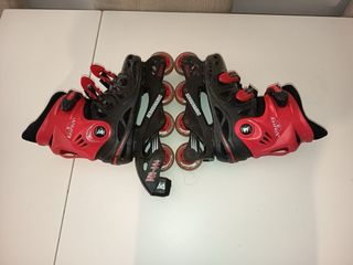 Patines en línea negros y rojos