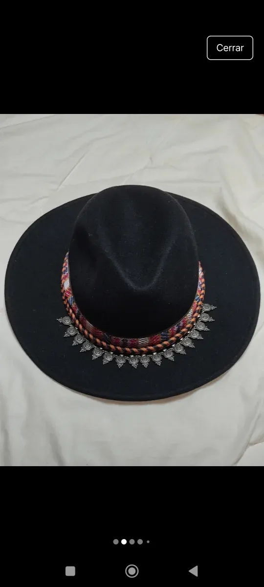 Sombrero de lana negro con adorno multicolor
