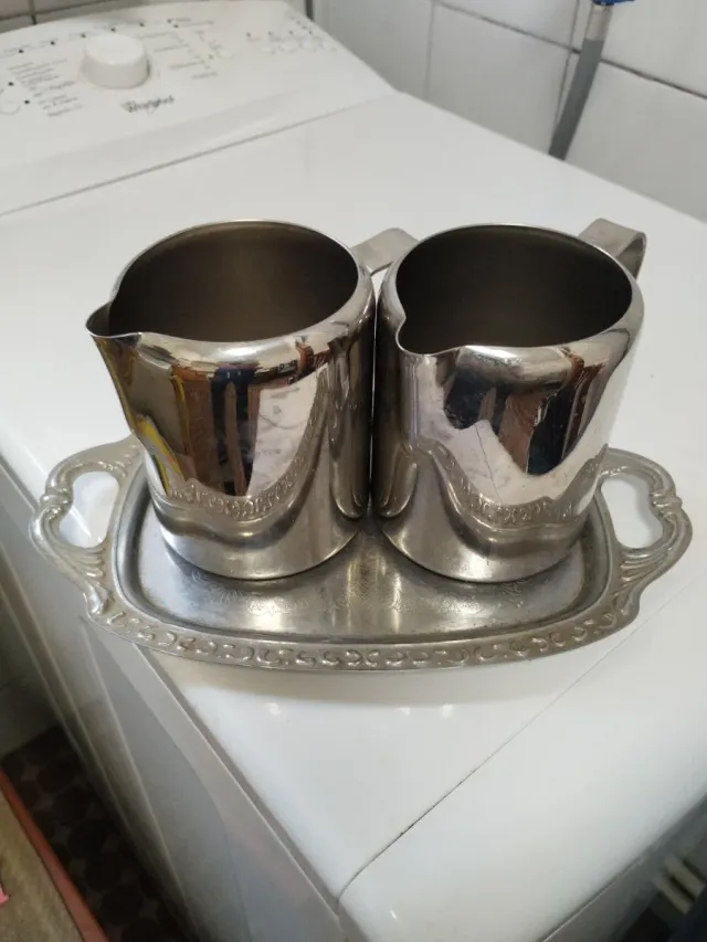 Juego Jarritas Leche y Bandeja Metal