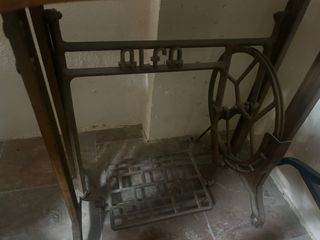 Máquina de coser ALFA antigua a pedal