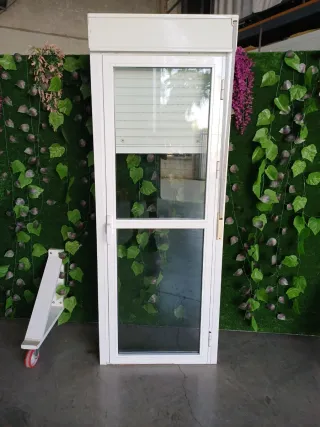 Puerta de aluminio blanca