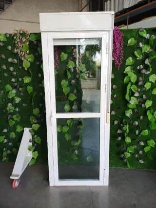 Puerta de aluminio blanca