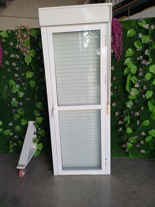 Puerta de aluminio blanca