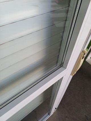 Puerta de aluminio blanca