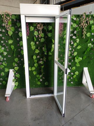 Puerta de aluminio blanca