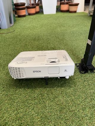 Proyector Epson EB-X05 con soporte de techo