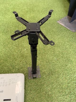 Proyector Epson EB-X05 con soporte de techo