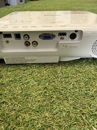 Proyector Epson EB-X05 con soporte de techo