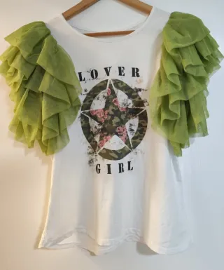 Camiseta blanca con mangas de tul verde