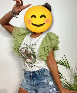 Camiseta blanca con mangas de tul verde