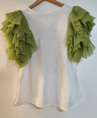 Camiseta blanca con mangas de tul verde