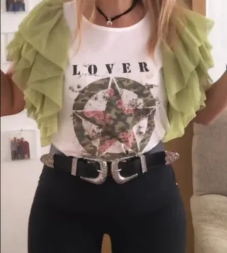 Camiseta blanca con mangas de tul verde