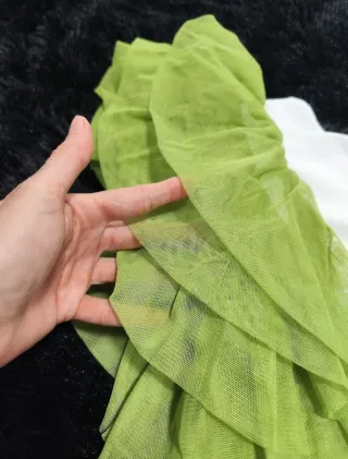 Camiseta blanca con mangas de tul verde