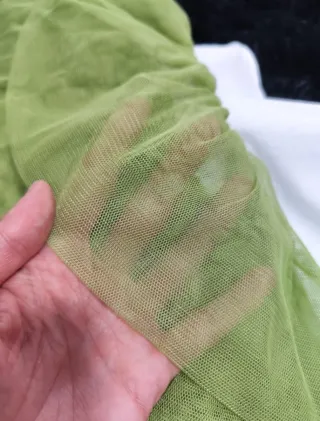 Camiseta blanca con mangas de tul verde